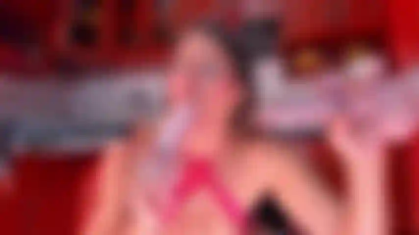 Spiele mit zwei dildos in meinem mund.