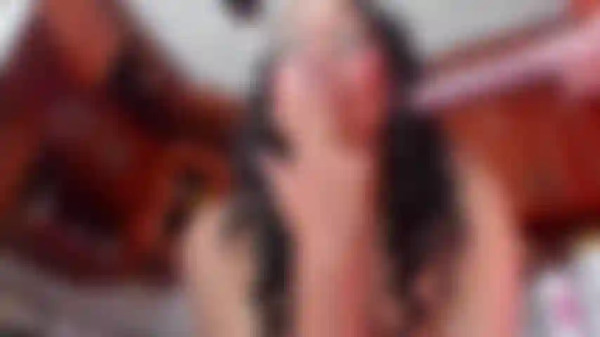 Spiele mit deinem schwanz in meinen händen.