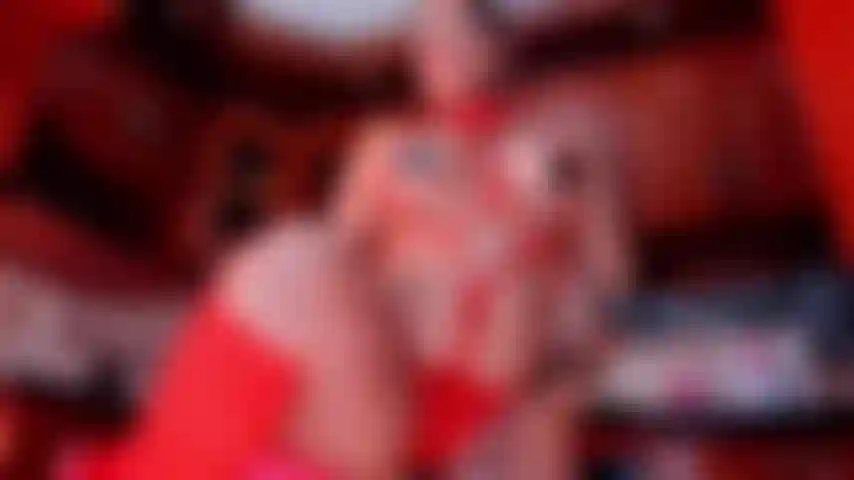 Gefällt dir meine rote unterwäsche? Ich werde deinen anweisungen folgen.