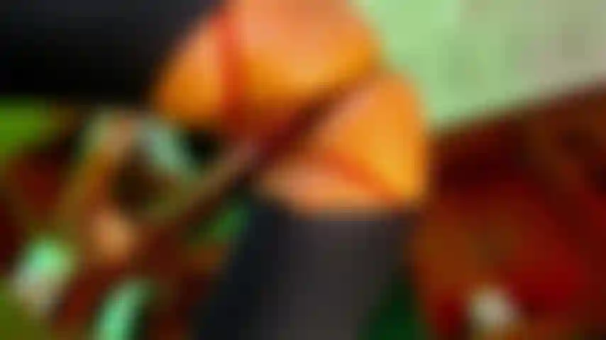 Und spiele mit dildo in der küche.