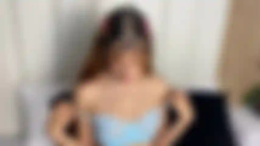 Kleine titten mit öl.