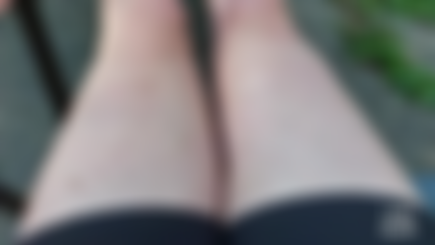 Leia behaarte beine - leia zeigt im freien, wie behaart ihre langen beine in diesem sommer geworden sind, mit tollen blicken auf die spitzen ihrer nackten füße und sandalen. Gefolgt von einem kurzen bonusclip meiner behaarten beine im pool.