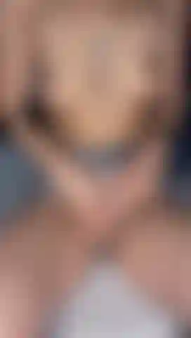 Meine klitoris ist durchnässt, ich habe einen rosa dildo in meiner muschi und einen finger in meinem arsch.