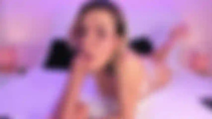 Sanfter und tiefer blowjob von einem college-mädchen in ihrem bett!