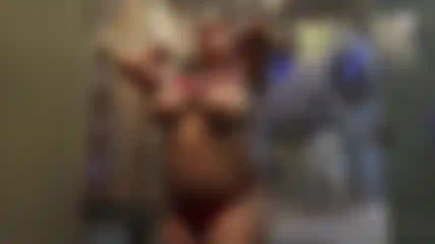 Mit hüpfenden titten.