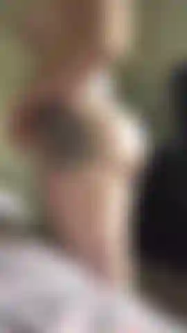 Twerking eingeölter arsch in zeitlupe.