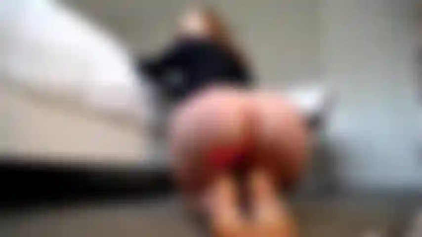 Bete an und rieche an meinem arsch und meinen fußsohlen.