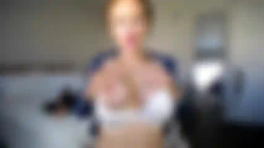 Eine goldene show mit einem nackten, arschwammigen körper.