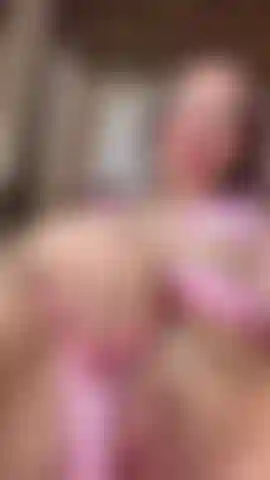 Domi_in_meiner_rosa_und_offenen_muschi.