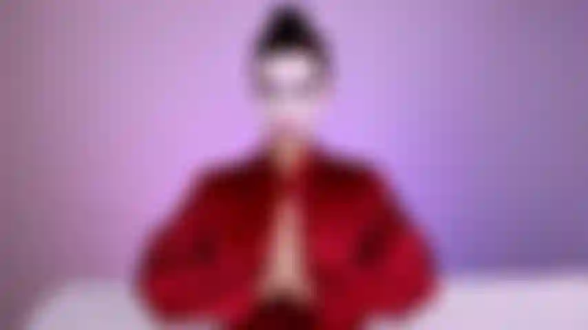 Heiße geisha bedient dich mit schaumigem körper.