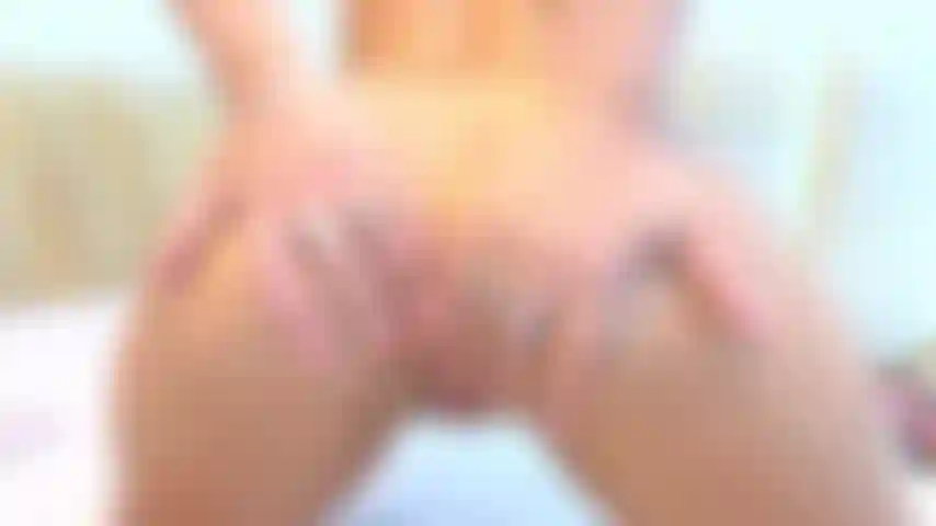 Die ihren hintern spreizt.