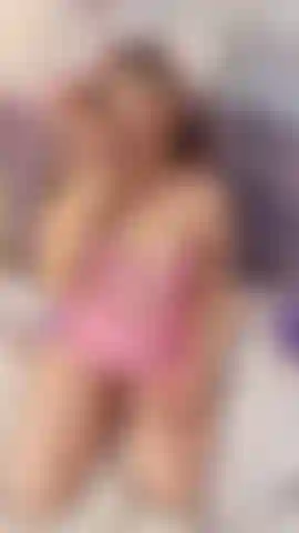 Lass meine hübschen augen deinen blick einfangen, während du einen köstlichen blowjob genießt.