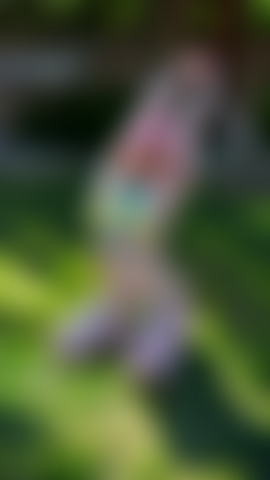 Heiße e-girl-nachbarin masturbiert im hinterhof (voyeur)