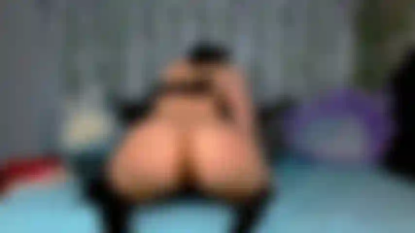 Ein anime-succubus-mädchen, das einen dildo reitet und ihn in den arsch nimmt.