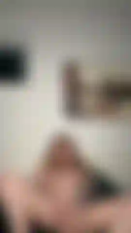 Höschen reinstecken & hitachi wand orgasmus! Ich ziehe meine hübschen spitzenhöschen aus, stopfe sie in meine enge kleine muschi und benutze meinen wand, bis ich sooooo hart komme! Stell dir vor, wie sie riechen, während du dir bei diesem video einen runterholst ;).