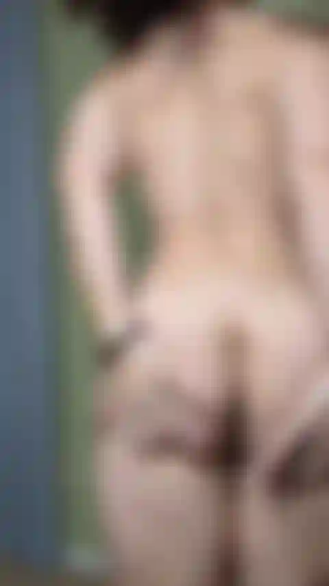 Die meinen schwanz herumwirft und ihr arschloch zeigt.