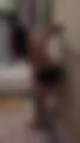 Ein seil-bondage-kampf an der badezimmerwand.