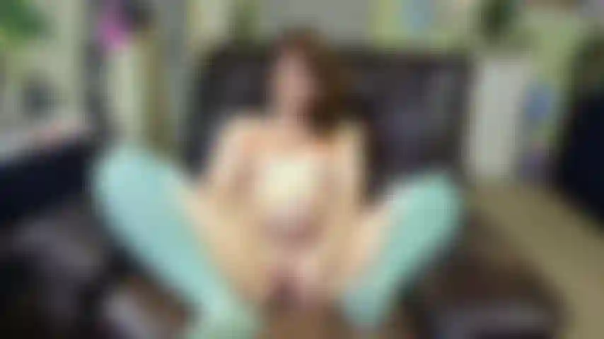 Mit einem plug-in bis zum orgasmus wichst.