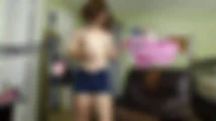 Ficke für dich einen dildo auf dem boden.