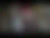 Schauen sie sich meine enge kleine muschi unter meinem rock an, während ich hausarbeiten erledige, und weiß nicht einmal, dass sie da sind.