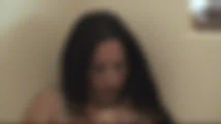 Während eines tages der offenen tür beschloss ich, einfach mein kleid hochzuziehen und auf dem dachboden mit meiner muschi zu spielen, während der immobilienmakler unten war. Der nervenkitzel, vielleicht erwischt zu werden, erregt mich so sehr, dass ich einen riesigen orgasmus bekomme.