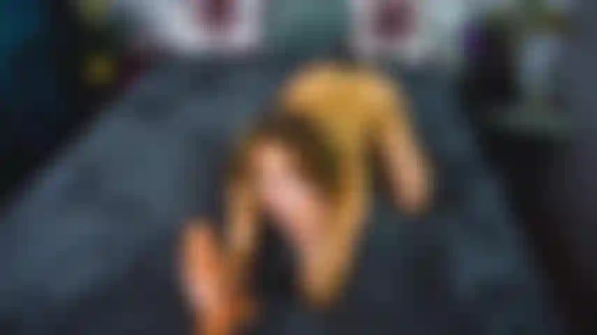 Einen riesigen schwanz in die kehle treibt.