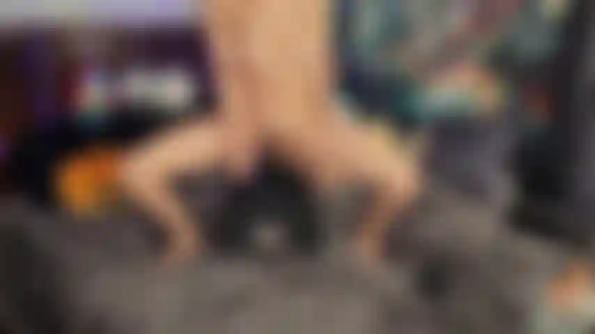 Wie meine titten hüpfen, während ich auf meinem sattel fahre. Ich kann mich kaum festhalten, wenn ich anfange zu kommen!