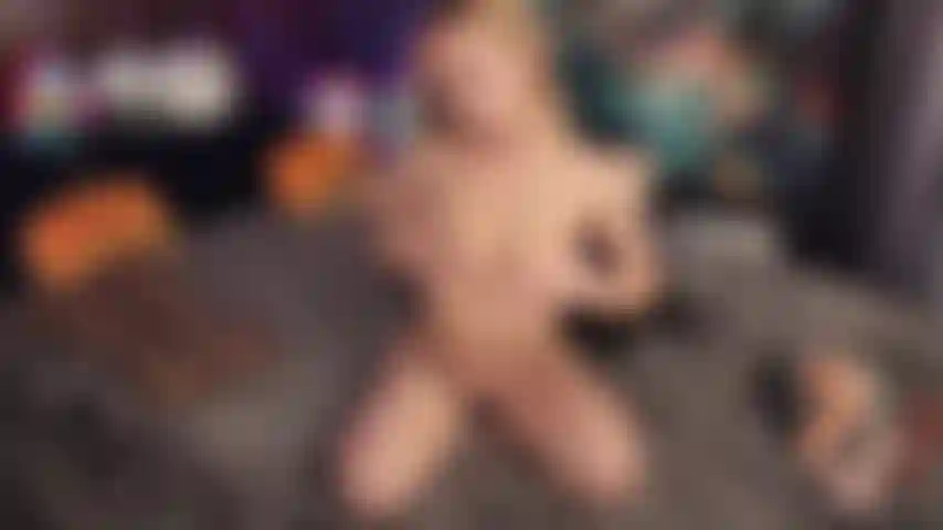 Riesige schwänze bringen mich zum spritzen, besonders wenn meine beine hinter meinem kopf sind.!