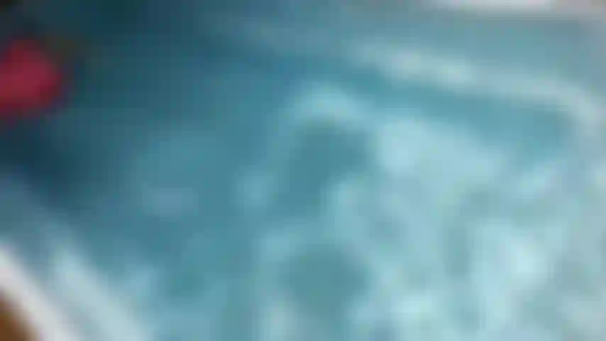 Ich schwimme nackt.