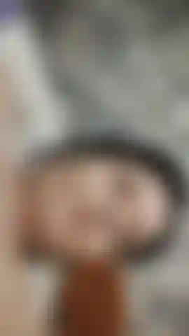 Behaarte muschi mit sperma auf der klitoris.