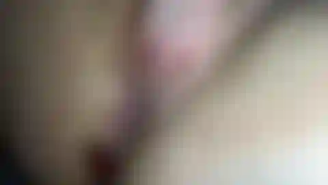 Frisch rasierte muschi bekommt einen creampie-fuß-buttplug.