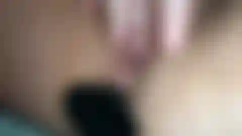 Mein größter buttplug lässt meine muschi tropfen.