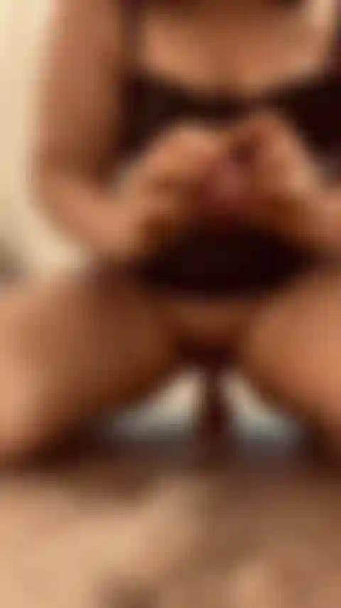 Das reiten dieses großen dildos bringt mich zum spritzen und zum schreien vor glück.