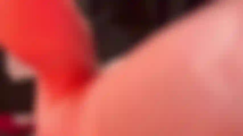 Der arsch ist so eng, dass er kaum passt.