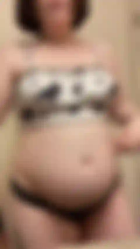 26. In der schwangerschaftswoche, bauch und brust eingeölt, nahaufnahme.