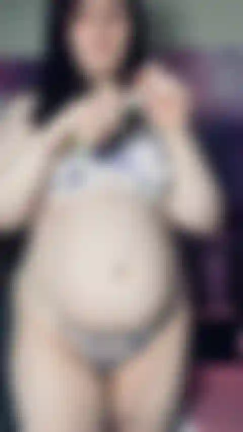 17 In der woche schwanger, mit eingeöltem bauch.