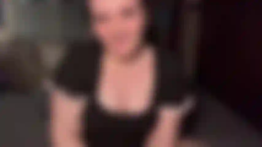 Der kleine schwanz bekommt sph, joi und einen erbärmlichen blowjob.