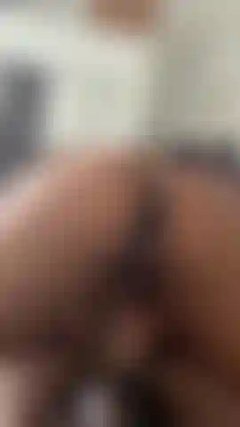 Schau mir zu, wie ich auf einem großen schwarzen schwanz mit einer triefend nassen muschi reite und abspritze.