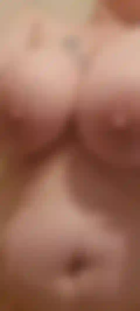 Wasser fließt auf titten und muschi, nahaufnahme, mmm.