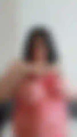 Großem hintern und einem roten netzkleid ohne höschen.