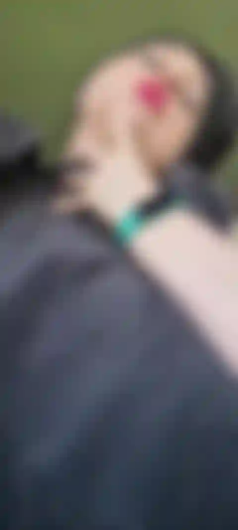 Nach dem duschen ihre nassen haare nackt neckt.