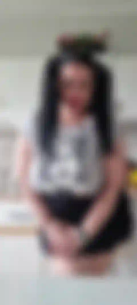 Ein süßes mädchen, zöpfe, oben ohne, kurzer rock, großer arsch, neckisch.