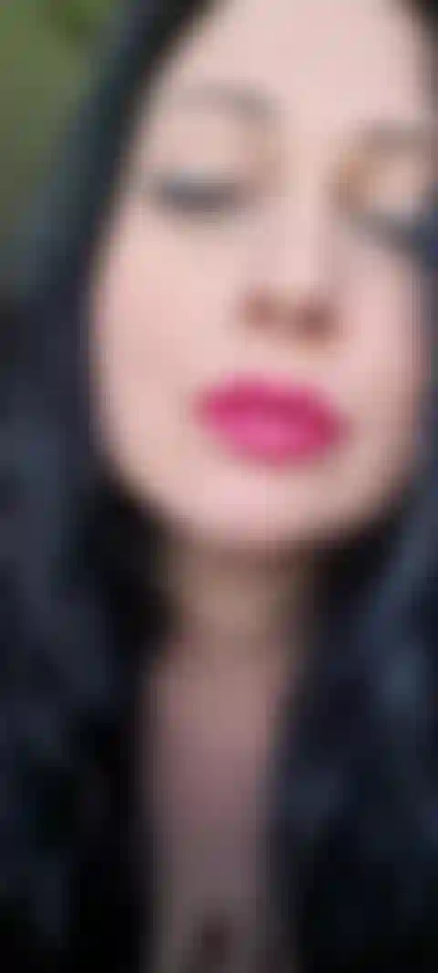 Trage ein rotes netzoutfit und necke meine muschi.