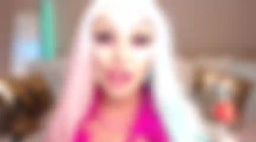 78. Die dumme puppe in rosa bekommt eine gesichtsbehandlung.