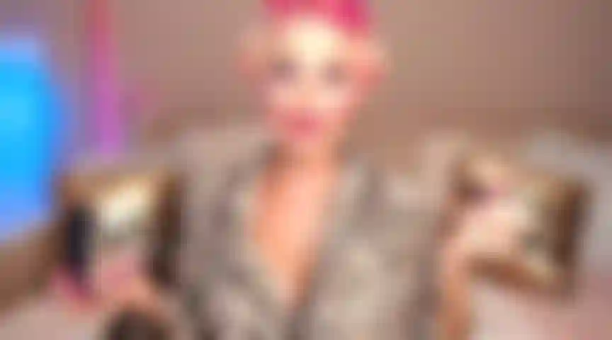 48. Dumme, wütende hausfrau lutscht den schwanz ihres mannes für einen diamantring.