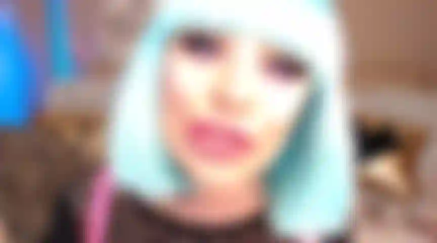 29. Neues video, das mit meinen neuen künstlichen lippen neckt, glänzender lipgloss, viele ahegao-titten, sexy stöhnen, kein spielzeug, finger lecken.