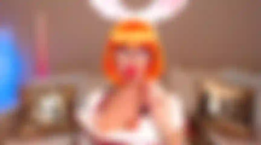 42. Bunny streckt ihren mund mit einem riesigen weißen schwanz, handjob mit gleitgel, stöhnt und leckt lolipop.