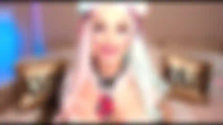 52. Im shcoolgirl-outfit an zwei riesigen schwänzen würgt.