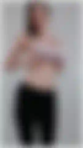 Probiere und teste mehrere zu kleine sport-bhs plus einen gut sitzenden sport-bh. Ich mache ein paar dehnübungen, leichte sprünge und ein paar sprünge.