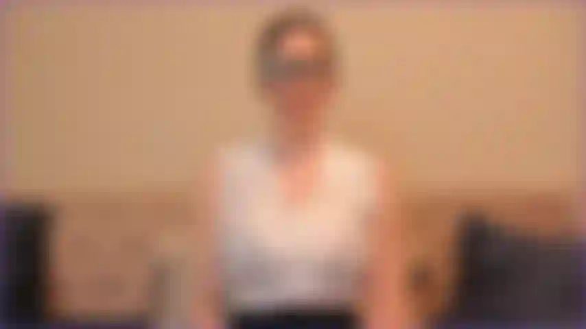 Lehrerin, ich unterrichte dich über zoom, weil du versagst und du nicht aufhören kannst, auf meine titten zu starren. Lass mich dir das masturbieren beibringen, dann kannst du dich auf den unterricht konzentrieren. Ich verwende durchgehend den namen michael.